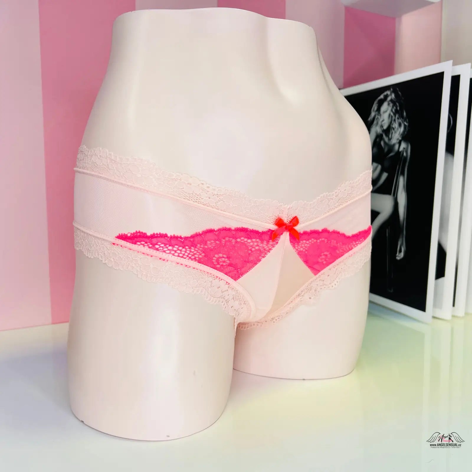 Manekýn srdce nosí smyslný look s růžovými síťovanými nízkými kalhotkami Agent Provocateur