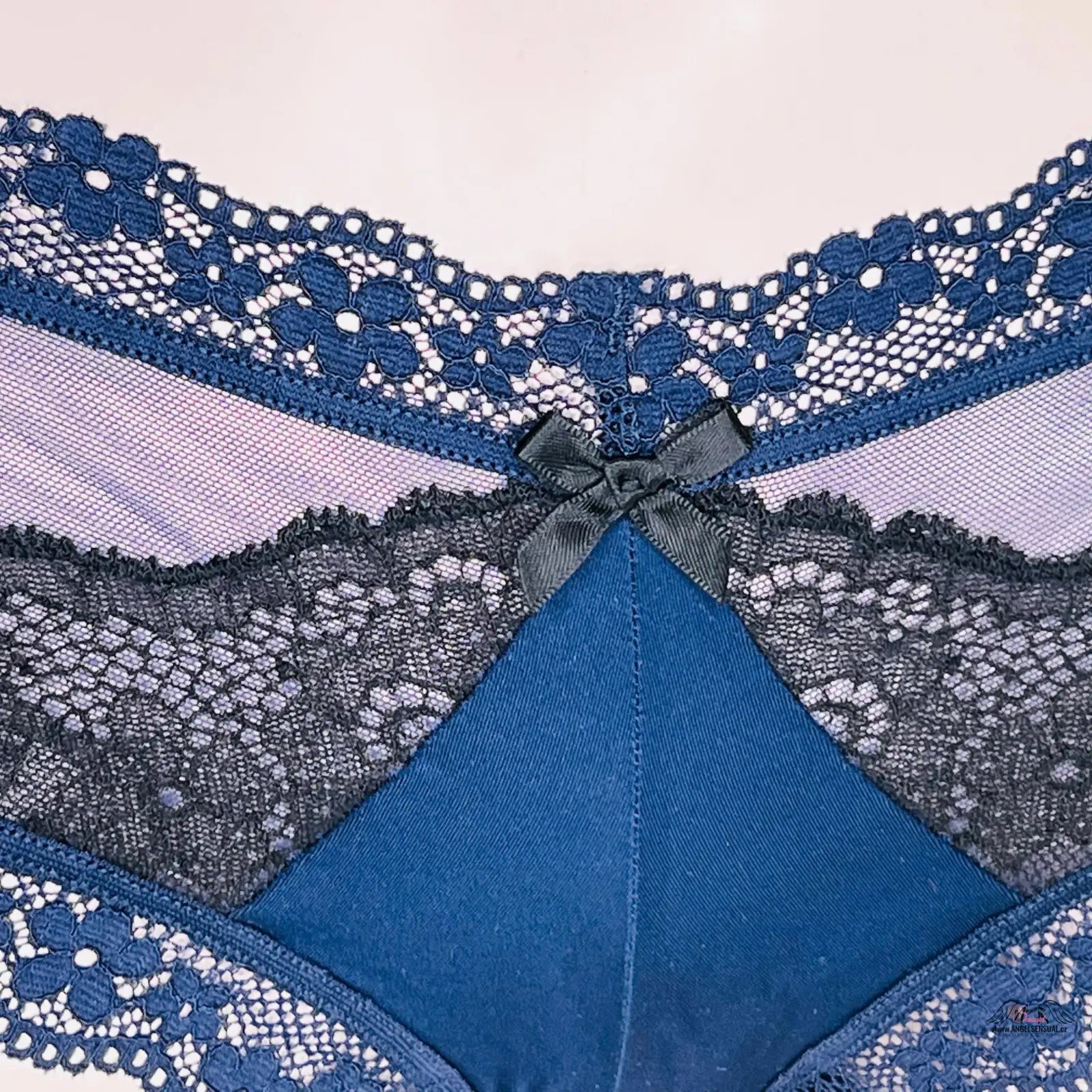 Lacy blue a černé síťované nízké kalhotky s mašličkou pro smyslný look