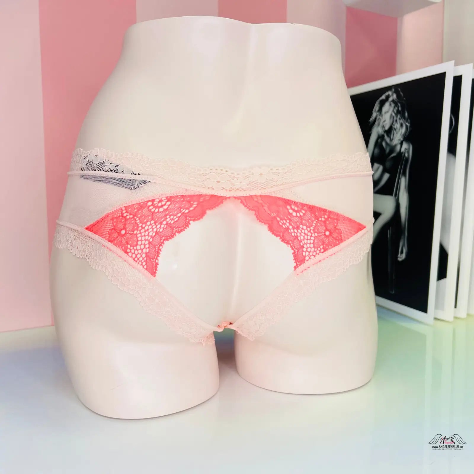 Manekýn torzo v růžových krajkových síťovaných nízkých kalhotkách Victoria’s Secret Kalhotky Krajkové s Otvorem pro smyslný look