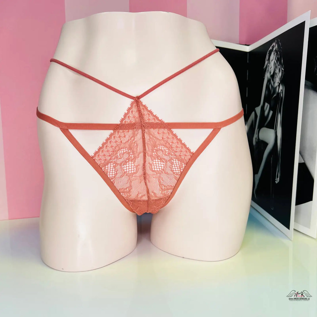 Mannequin lower torso v krajkových kalhotkách Victoria’s Secret s ozdobnými pásky kolem obvodu