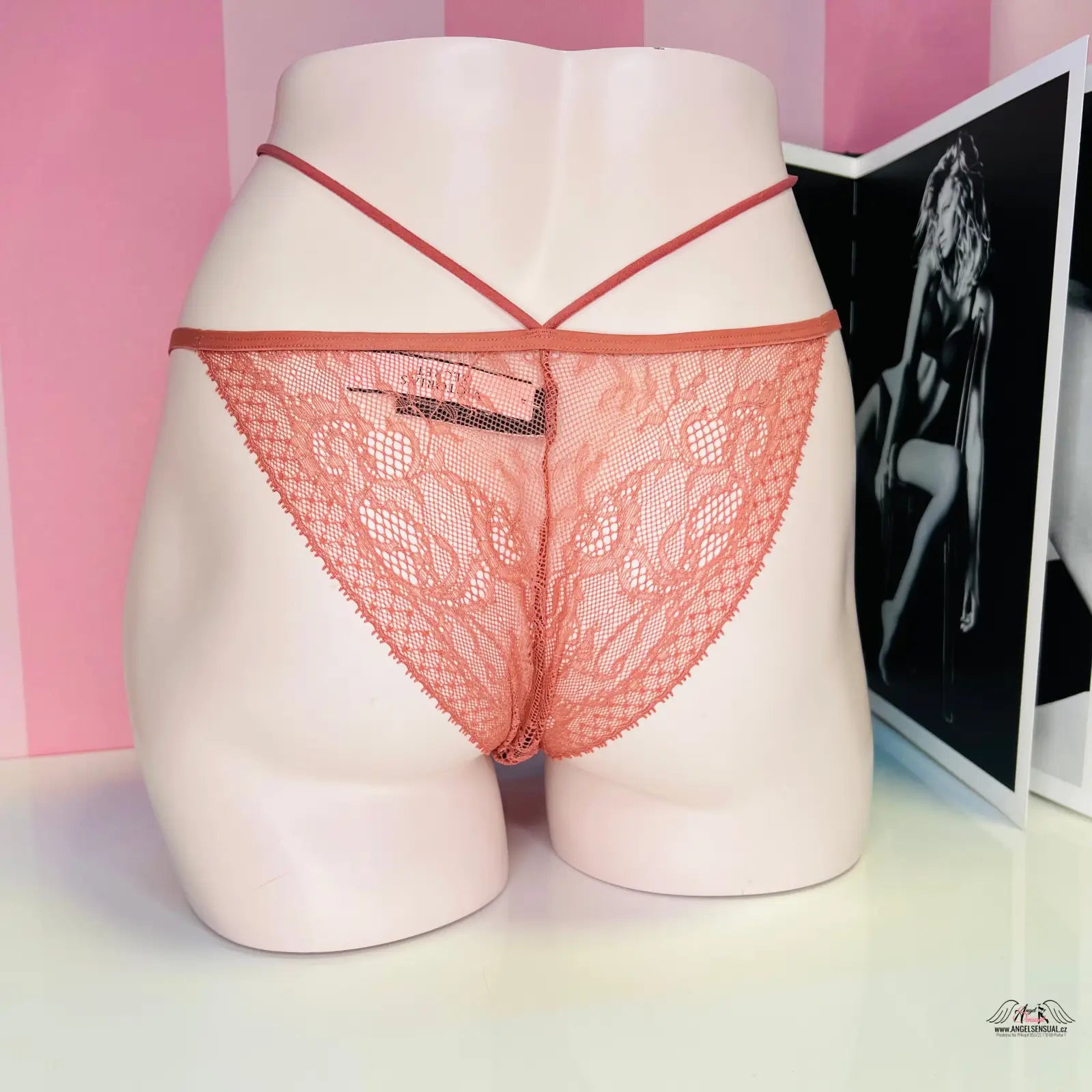 Krajkové kalhotky Victoria’s Secret s ozdobnými pásky a šňůrkou kolem obvodu
