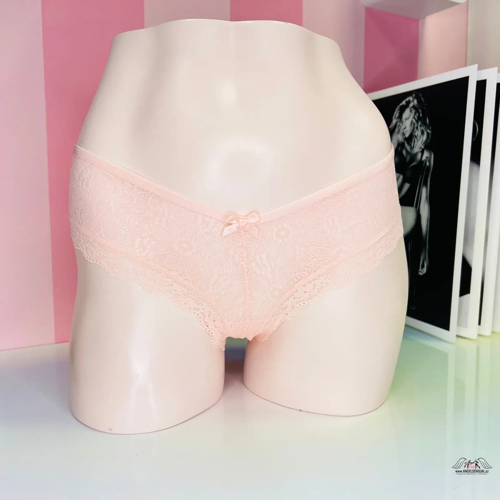 Manekýn spodní část těla v růžových krajkových kalhotkách Victoria’s Secret s mašličkou uprostřed