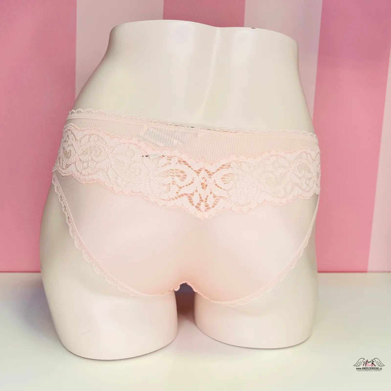Bílá figurína s jemné kalhotky s ozdobnou krajkou od Victoria’s Secret