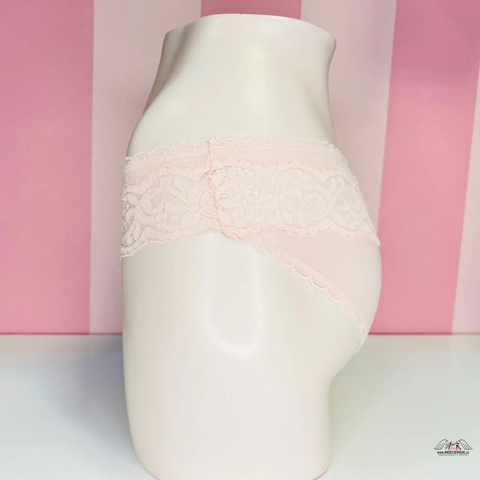 Bílá váza s růžovým krajkovým páskem, jemné kalhotky Victoria’s Secret Krajkové