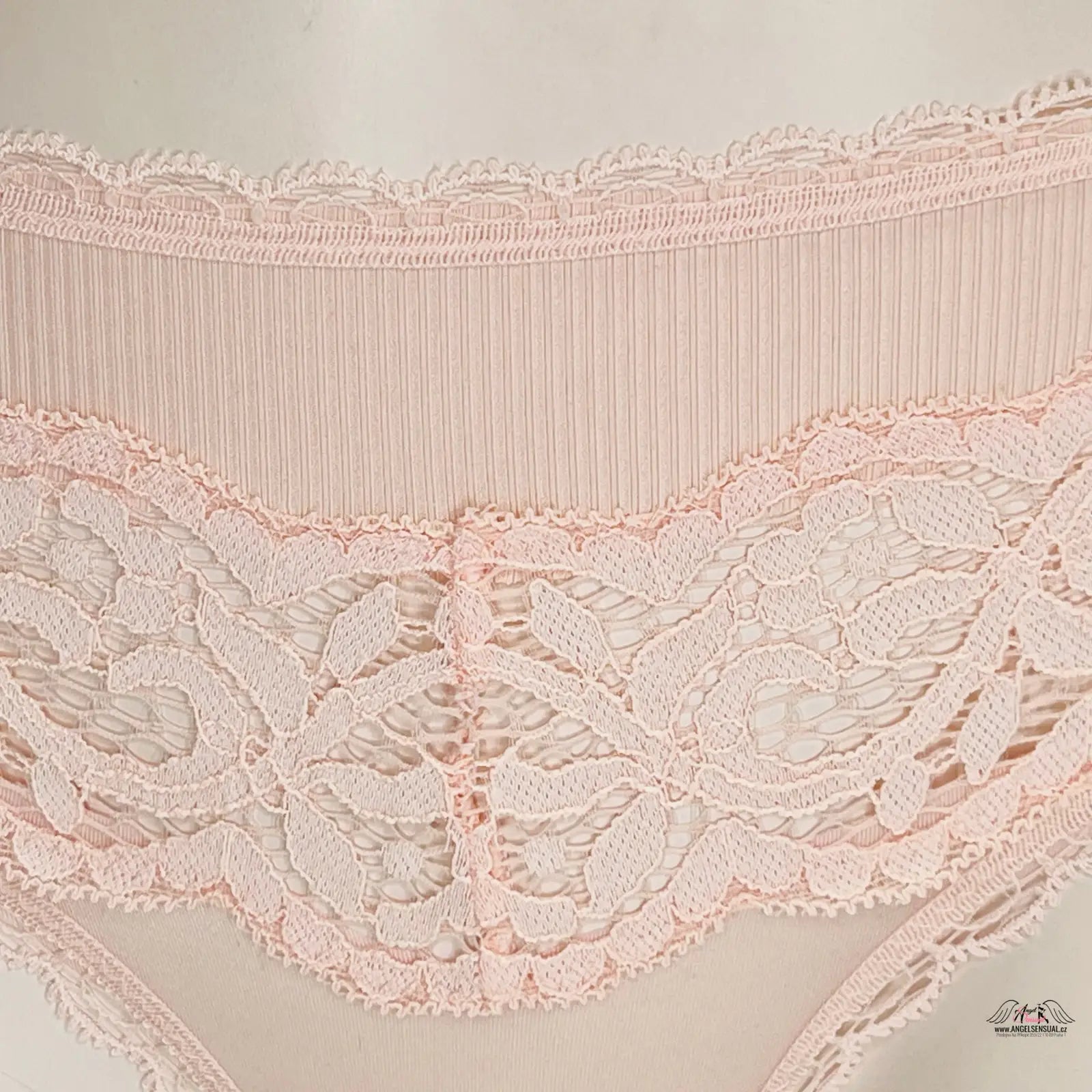 Žena v růžových jemných kalhotkách Victoria’s Secret s ozdobnou krajkou