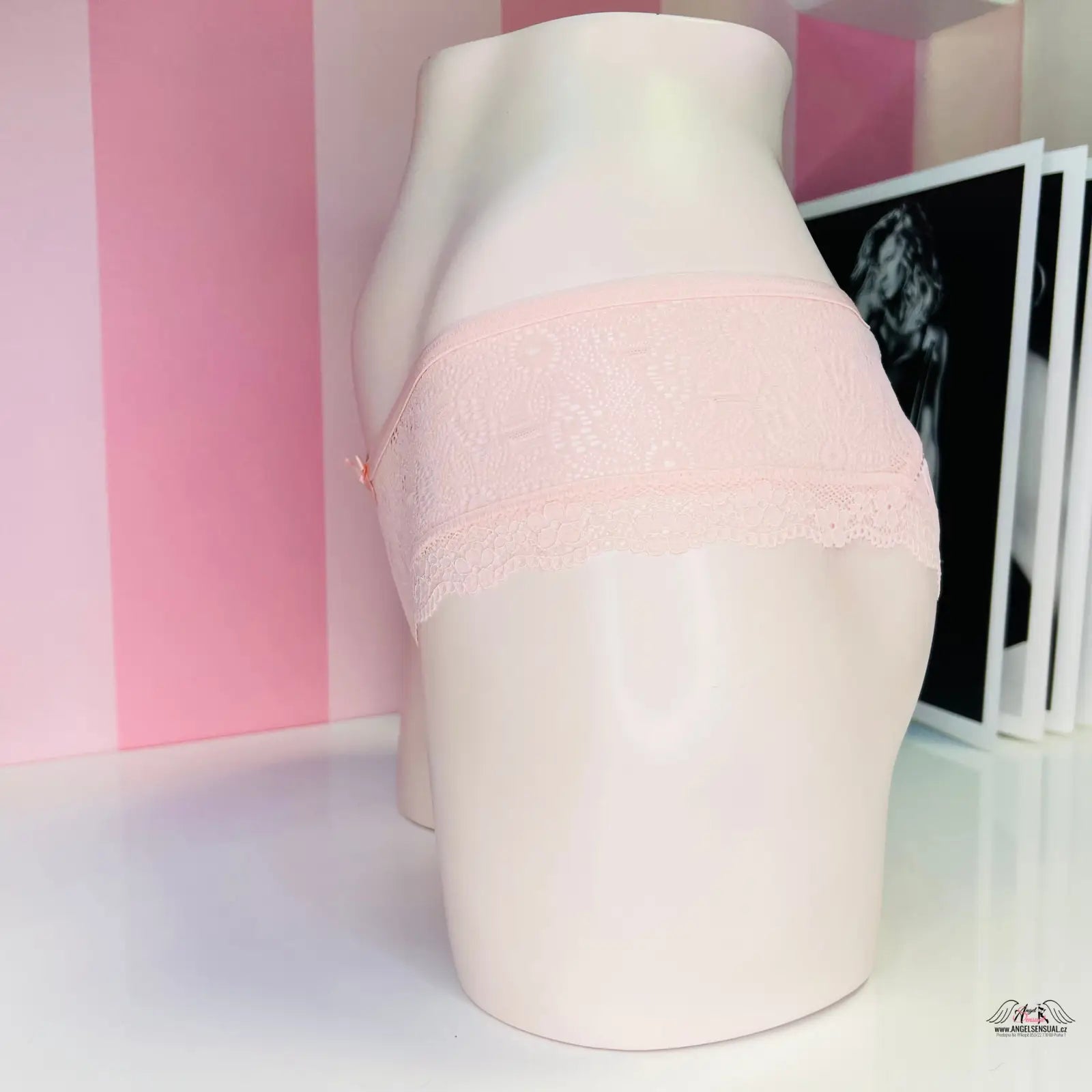 Pale pink keramická váza s asymetrickým tvarem, inspirovaná agent provocateur a krajkové kalhotky s mašličkou uprostřed