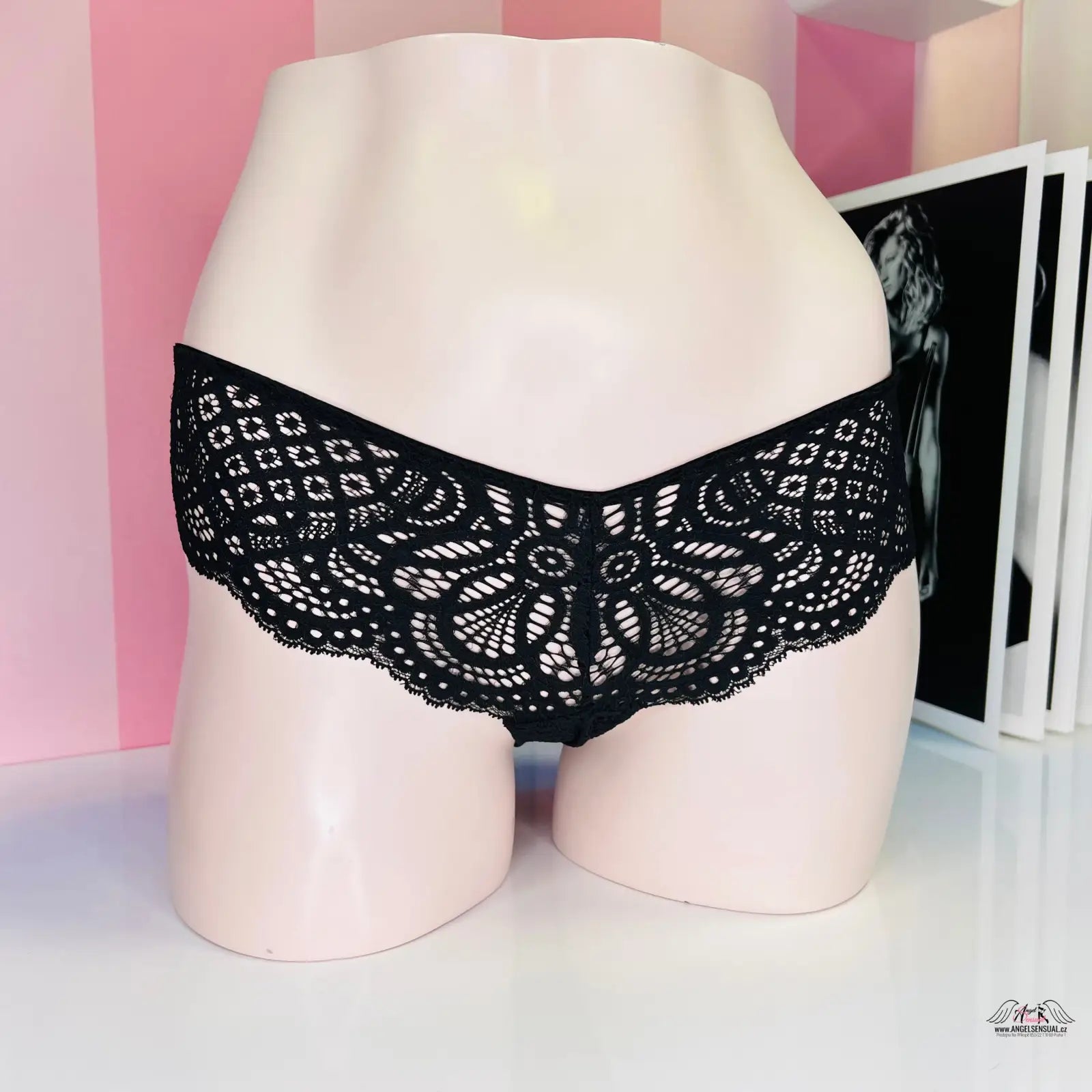 Black lace kalhotky agent provocateur na bledém mannequinovi, svůdné krajkové kalhotky