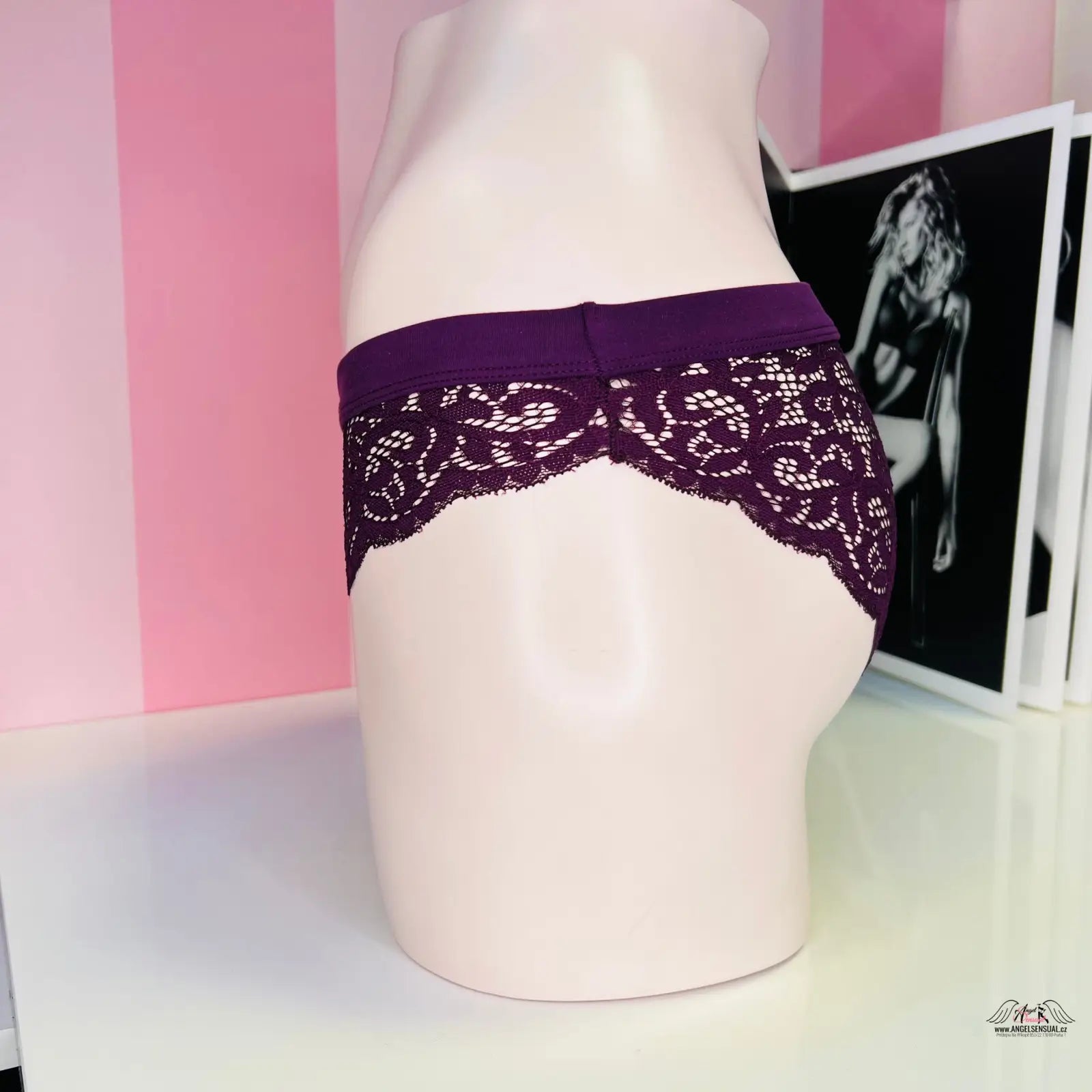 Luxusní krajkové kalhotky Victoria’s Secret Kalhotky Krajkové na bílém manekýnu
