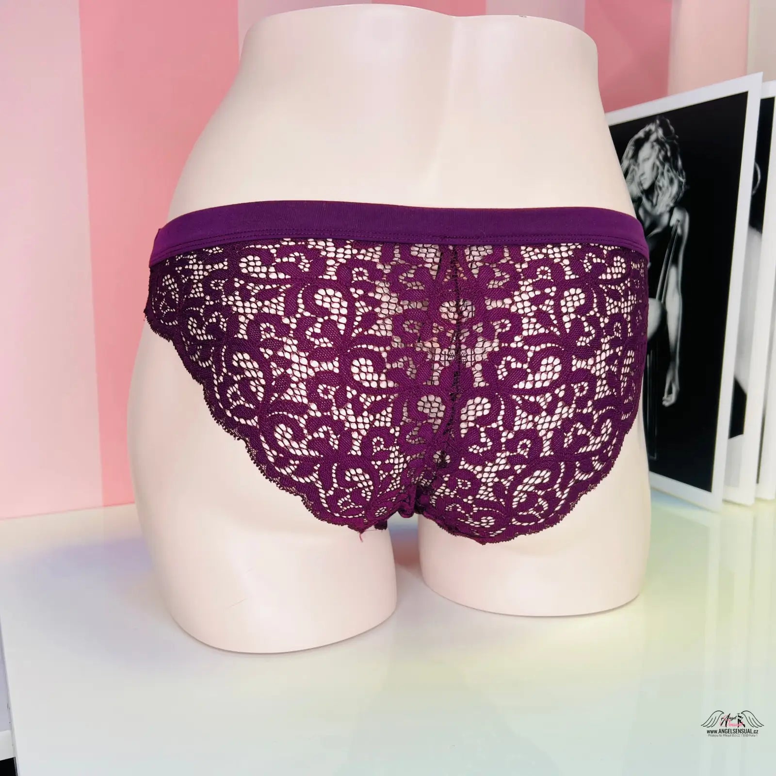 Victoria’s Secret Kalhotky Krajkové s jemnou krajkou na mannequin torso, luxusní krajkové kalhotky