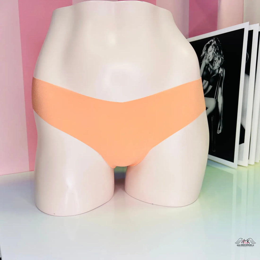 Peach-colored seamless underwear Victoria’s Secret Kalhotky Krajkové, elegantní lososové tanga s květinovým vzorem