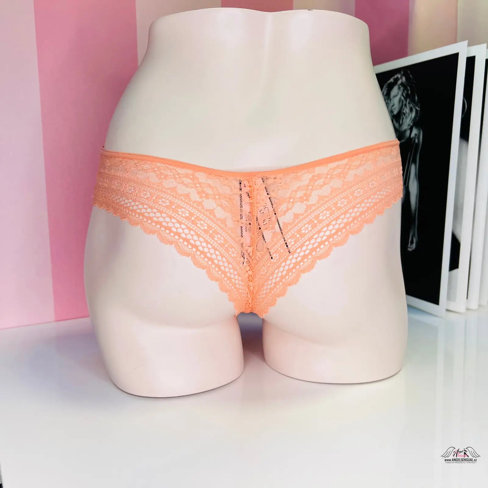 Peach-colored lace thong from Victoria’s Secret Kalhotky Krajkové, elegantní lososové tanga s květinovým vzorem