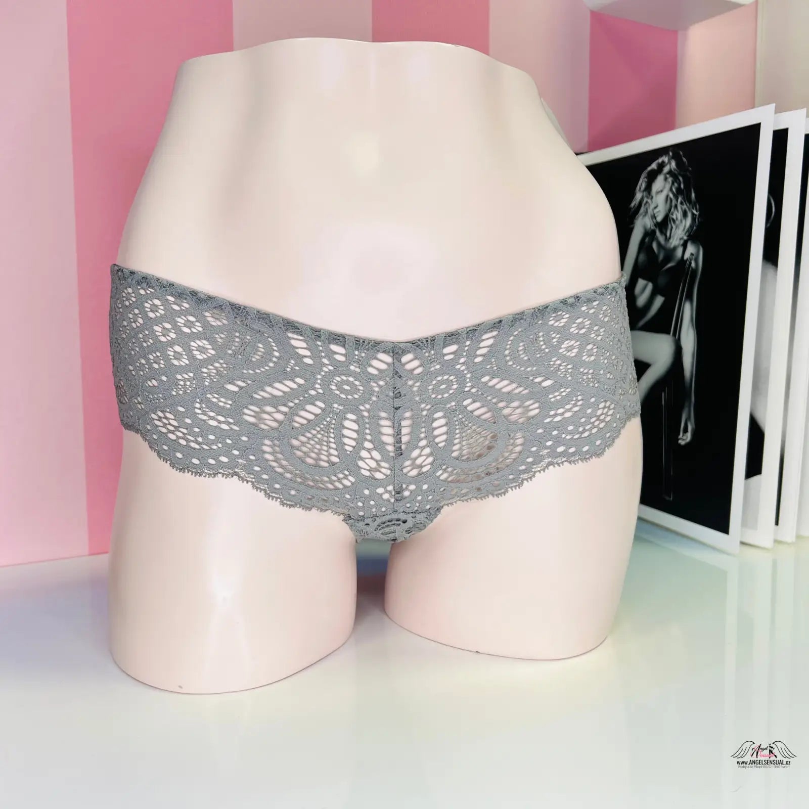 Manekýn spodní část těla v šedých krajkových kalhotkách Victoria’s Secret Kalhotky Krajkové