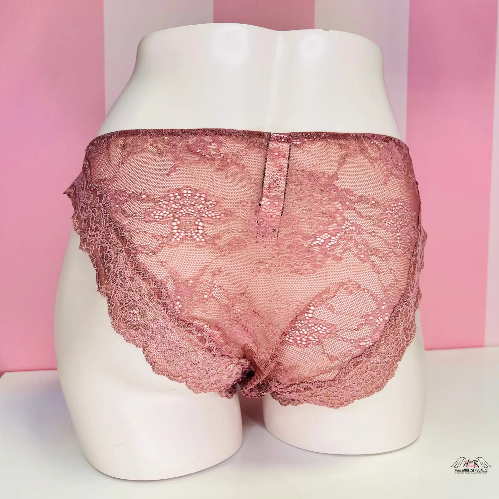 Pink lace delight krajkové kalhotky Victoria’s Secret na bílém modelu