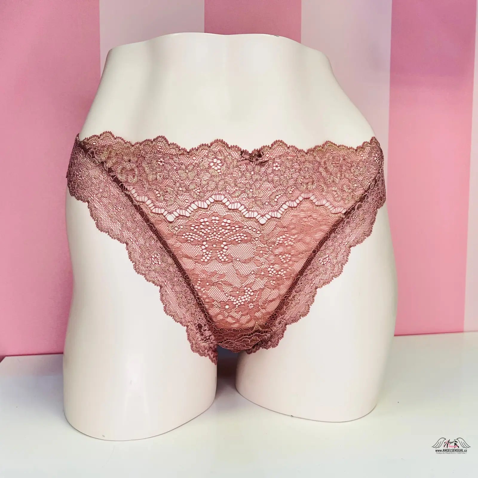 Pinkové krajkové kalhotky Lace Delight od Victoria’s Secret na bílé figuríně