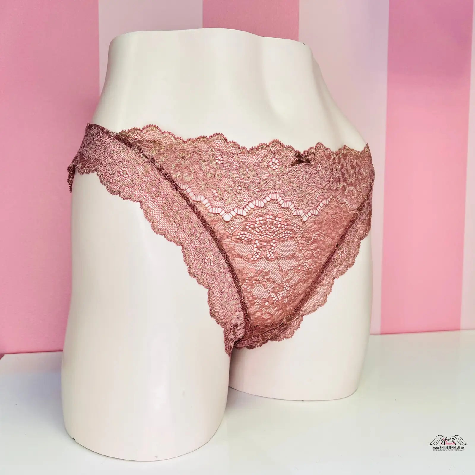 Dusty rose lace delight krajkové kalhotky Victoria’s Secret na bílé figuríně