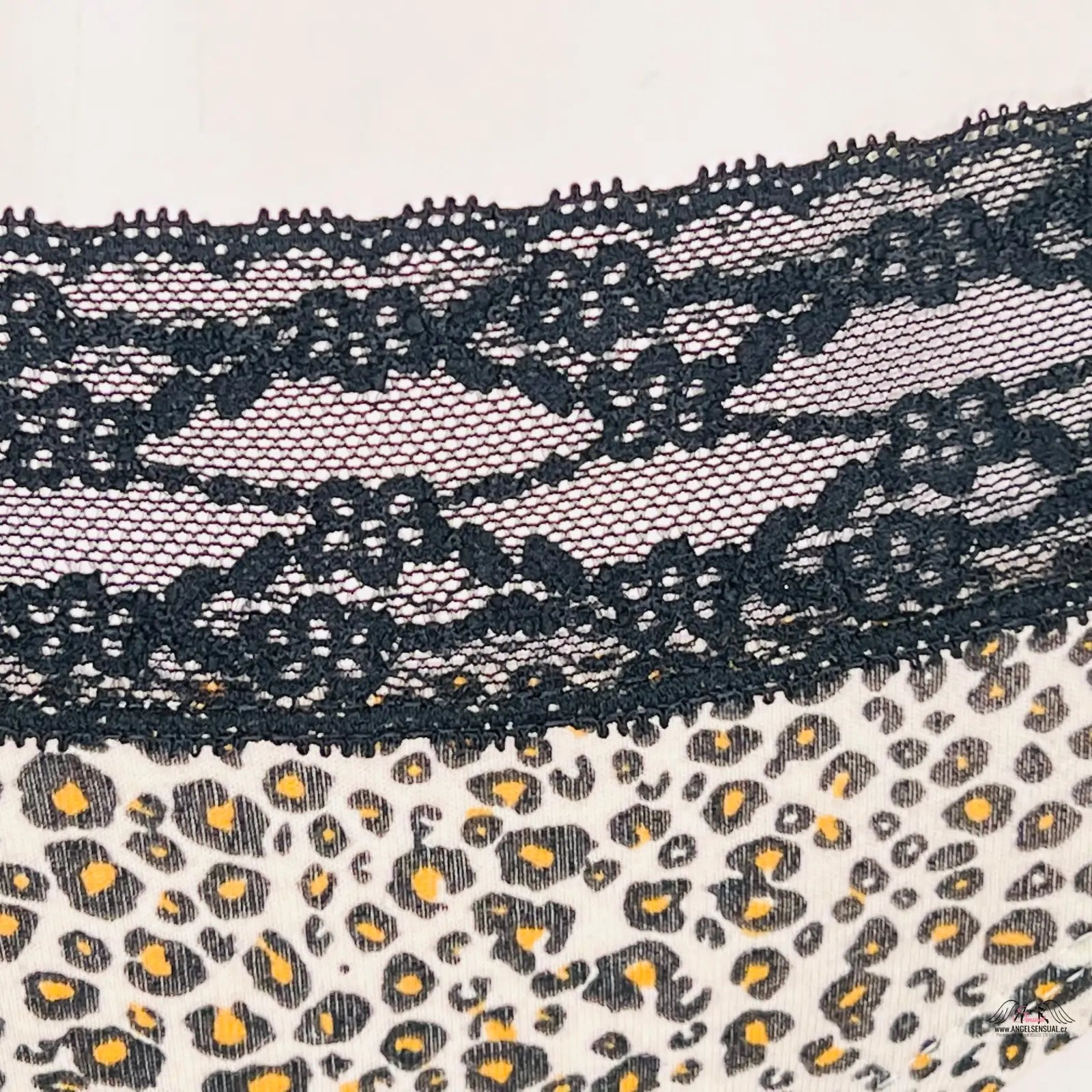 Leopardí kalhotky Victoria’s Secret s širokým krajkovým lemem kolem pasu