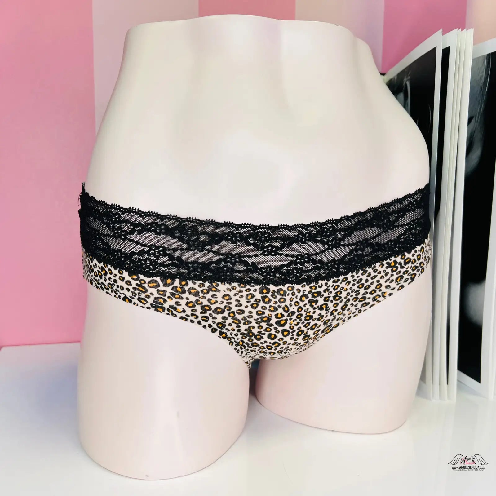 Leopardí kalhotky Victoria’s Secret s širokým krajkovým lemem kolem pasu na modelu