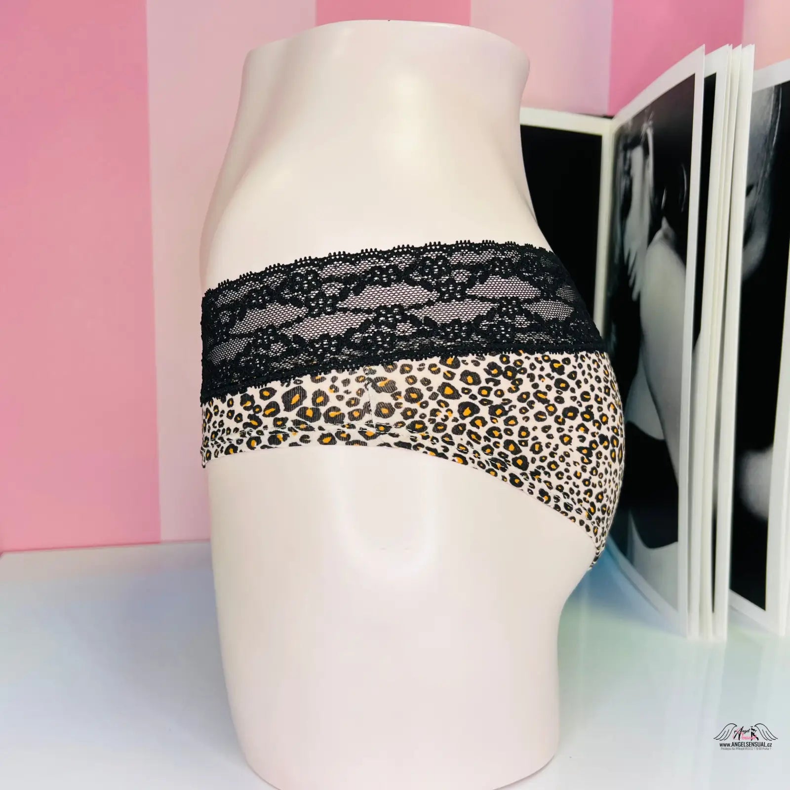 Leopardí kalhotky Victoria’s Secret s širokým krajkovým lemem kolem pasu na manekýně