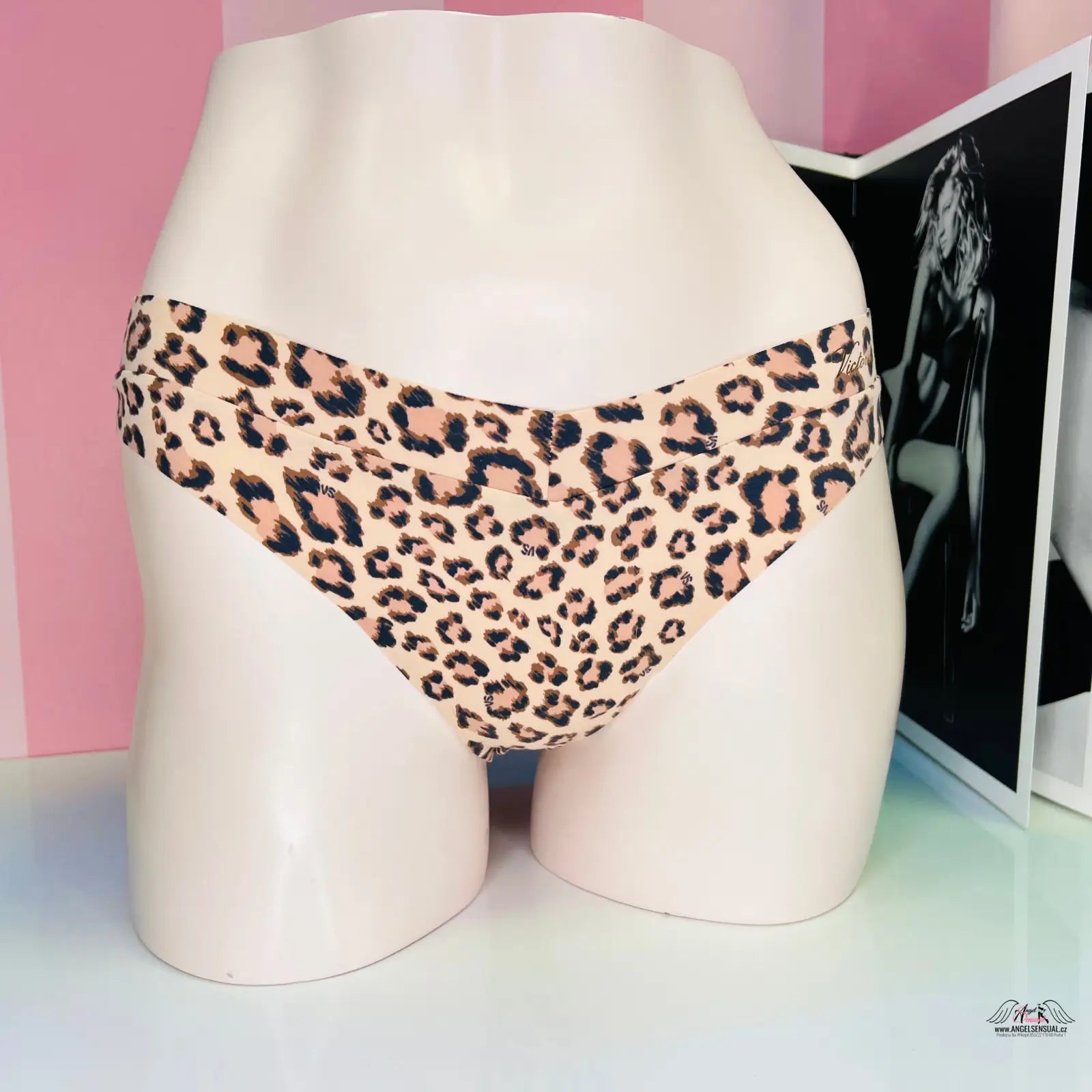 Leopard print underwear displayed on a mannequin torso for Victoria’s Secret Kalhotky Leopard Vzor