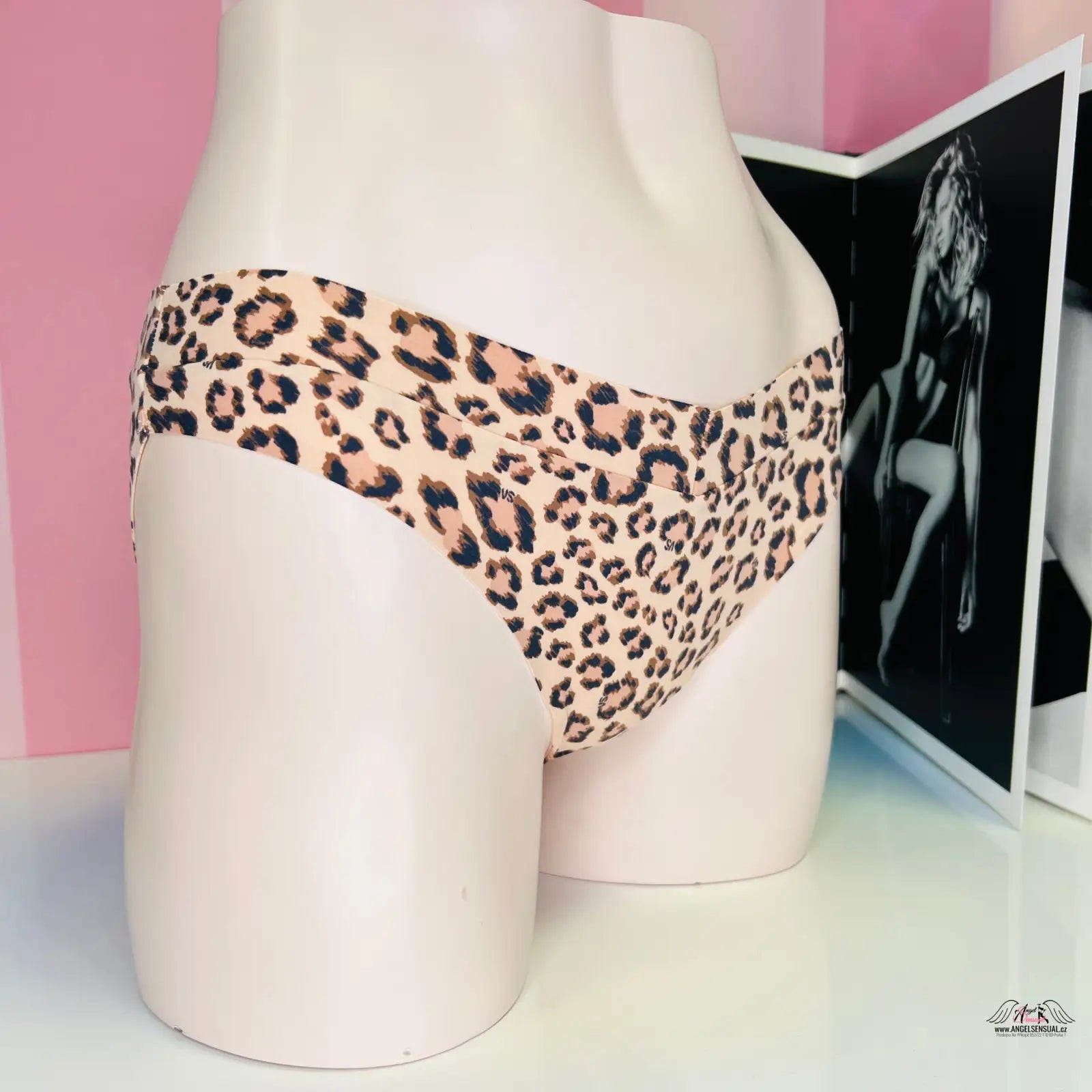 Leopard vzor kalhotky Victoria’s Secret na figuríně, kalhotky se zlatým nápisem