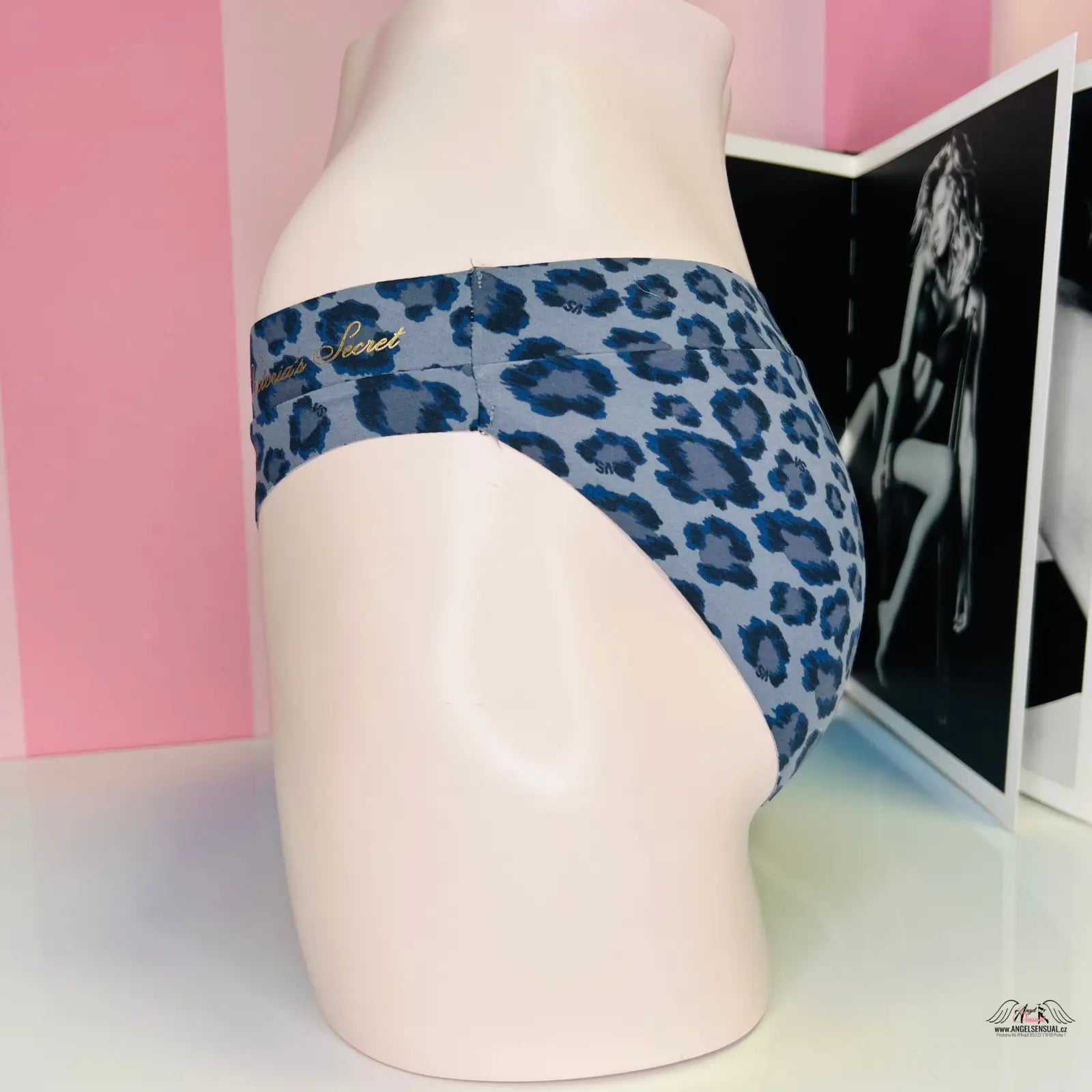 Blue leopard-print kalhotky Victoria’s Secret na manekýně s gepardím vzorem