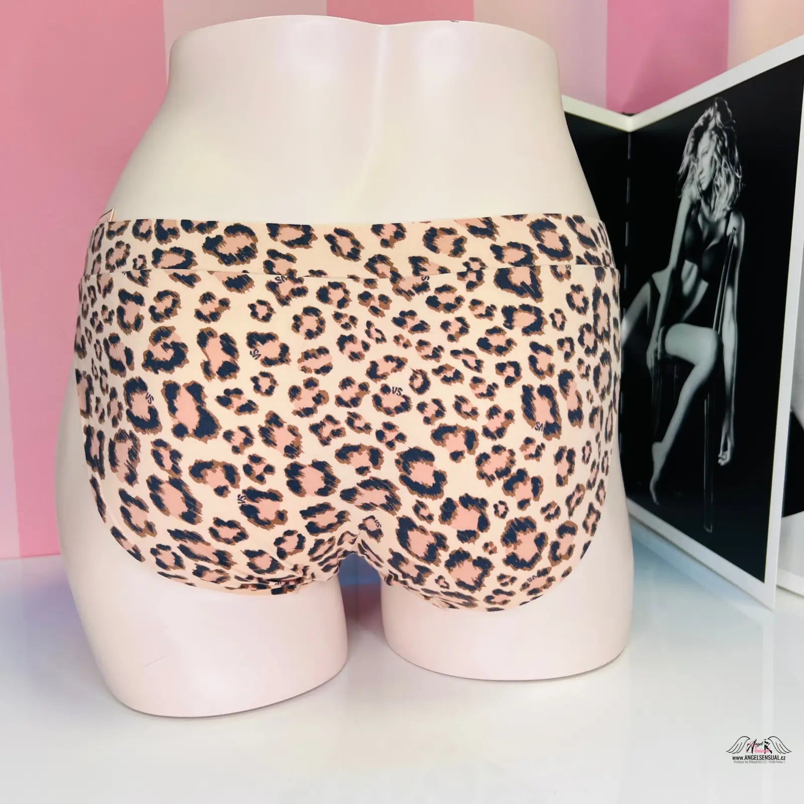 Manekýn s trupem v leopardích kalhotkách Victoria’s Secret Kalhotky Leopard Vzor