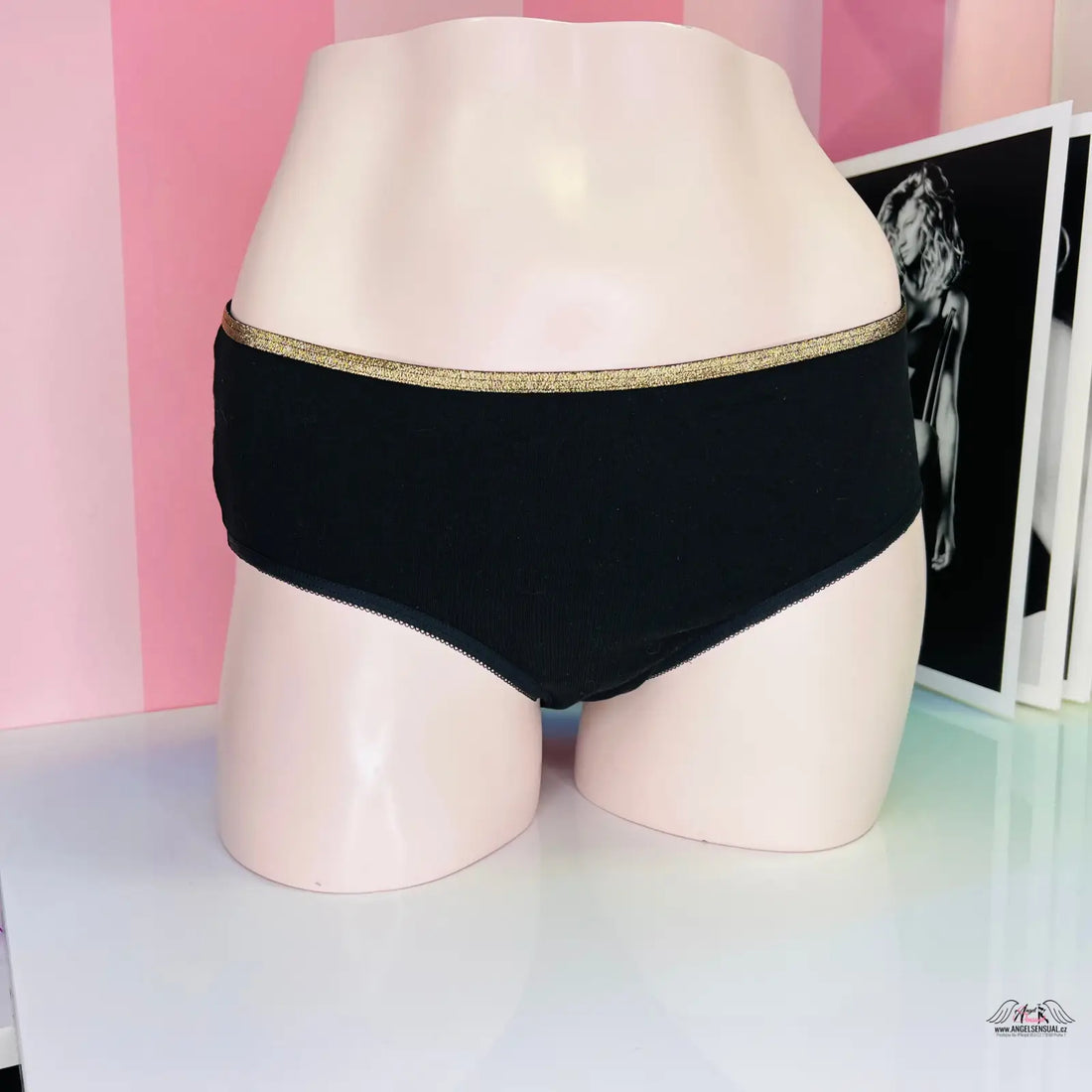 Stylové černé kalhotky s vysokým pasem s zlatým páskem na figuríně, Victoria’s Secret