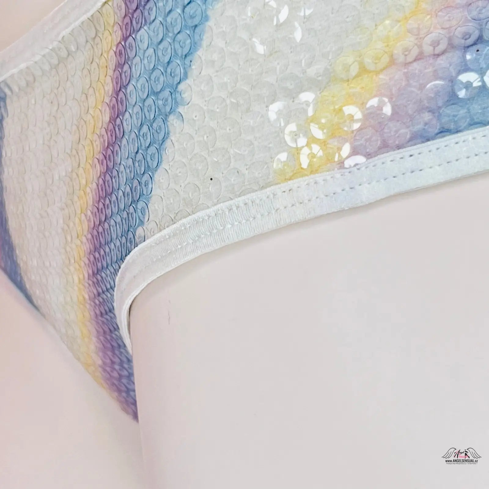 Detailní záběr na dámské kalhotky s duhovým vzorem z kolekce Victoria’s Secret Kalhotky s Flitry, ideální pro milovníky úchvatných duhových brazil