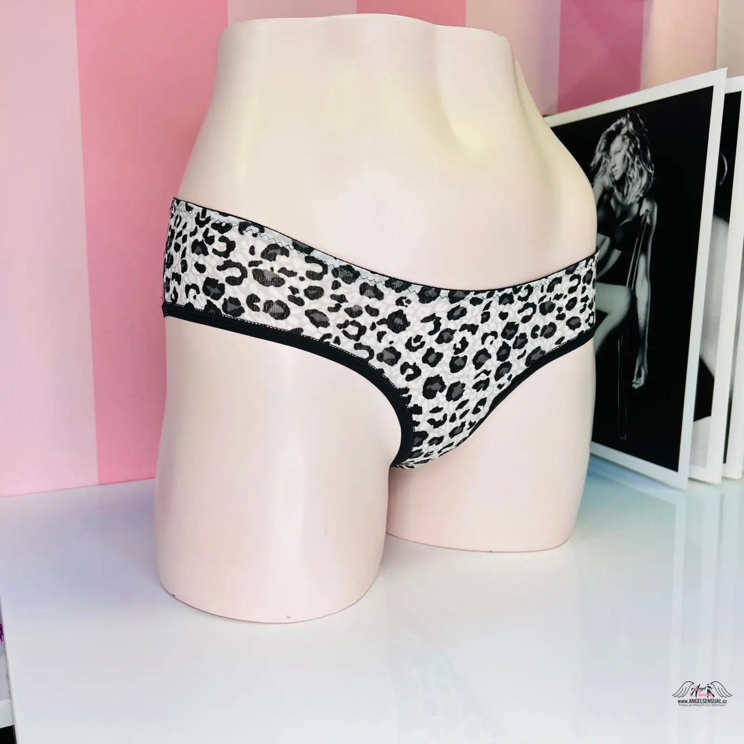Leopard print underwear on mannequin torso, Victoria’s Secret Kalhotky s Gepardím Vzorem, stylové bavlněné kalhotky