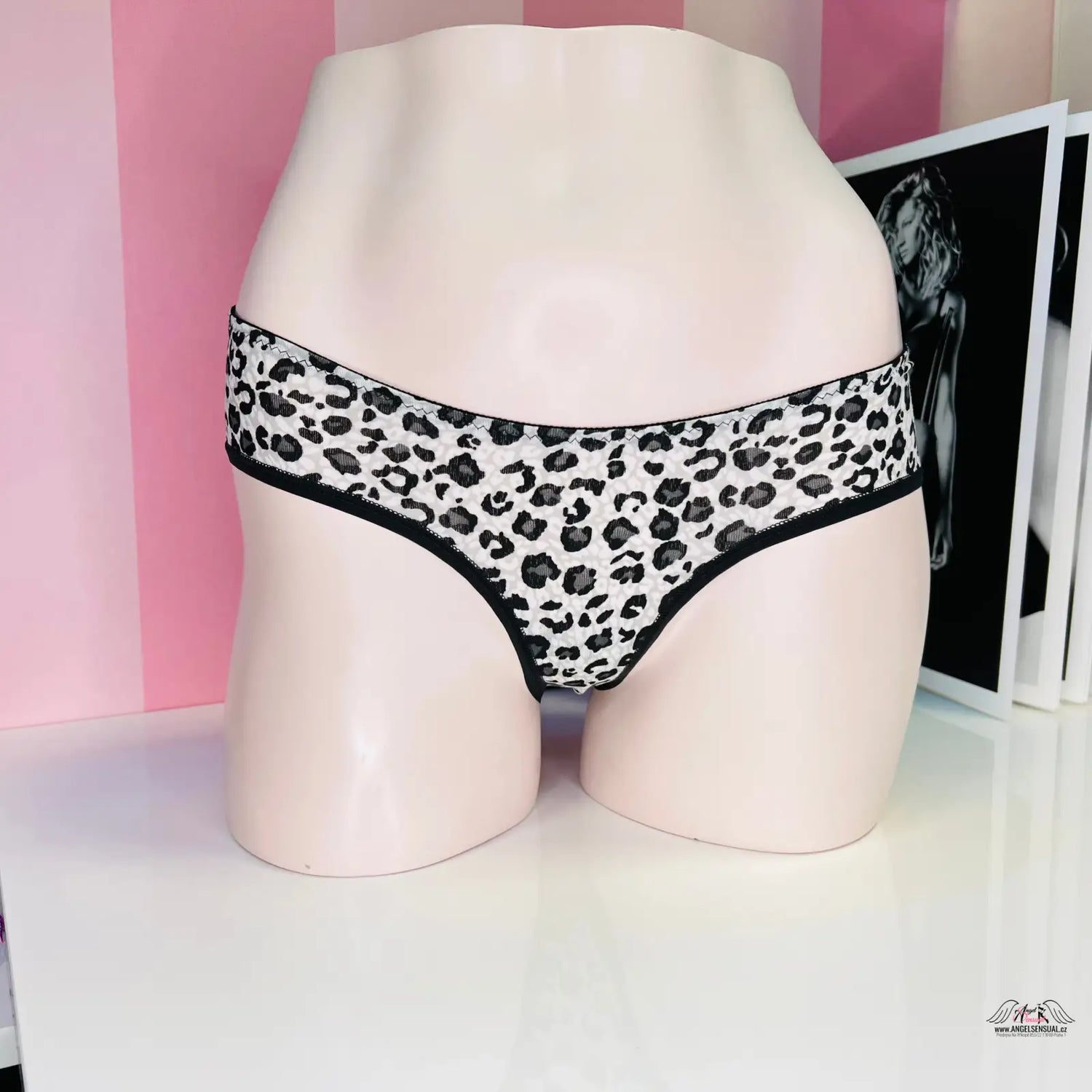 Leopard print underwear on a mannequin torso, Victoria’s Secret Kalhotky s Gepardím Vzorem, stylové bavlněné kalhotky s gepardím vzorem