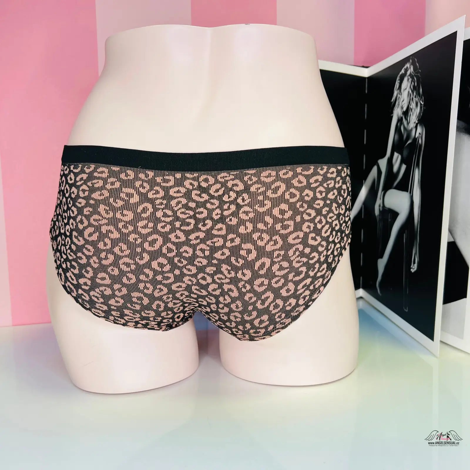 Leopard print underwear na manekynu, Victoria’s Secret Kalhotky s Gepardím Vzorem