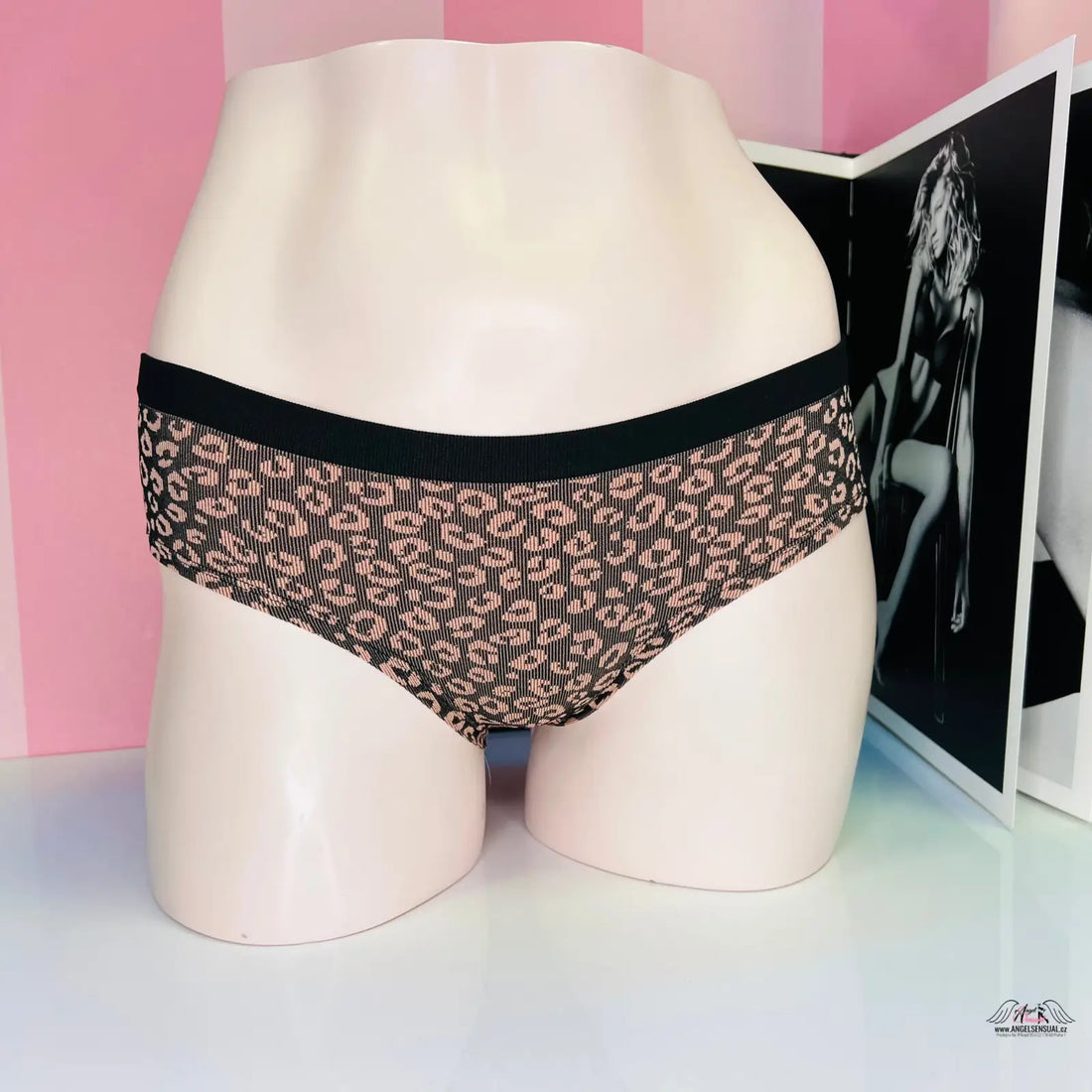 Patterned women’s underwear s gepardím vzorem na figuríně, hebké kalhotky agent provocateur