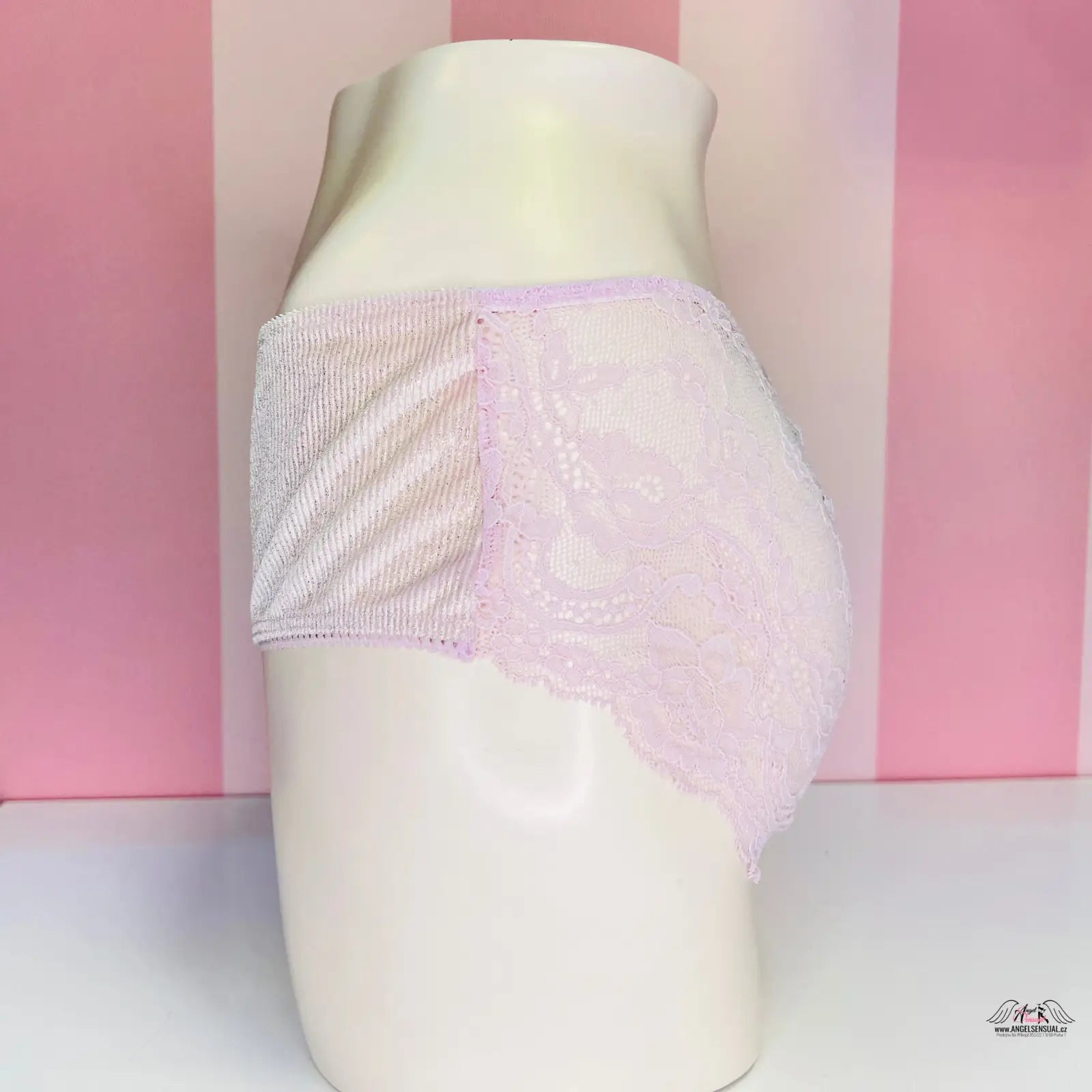 Light pink jemnou krajkou romantické kalhotky na figuríně s detailní zadní stranou