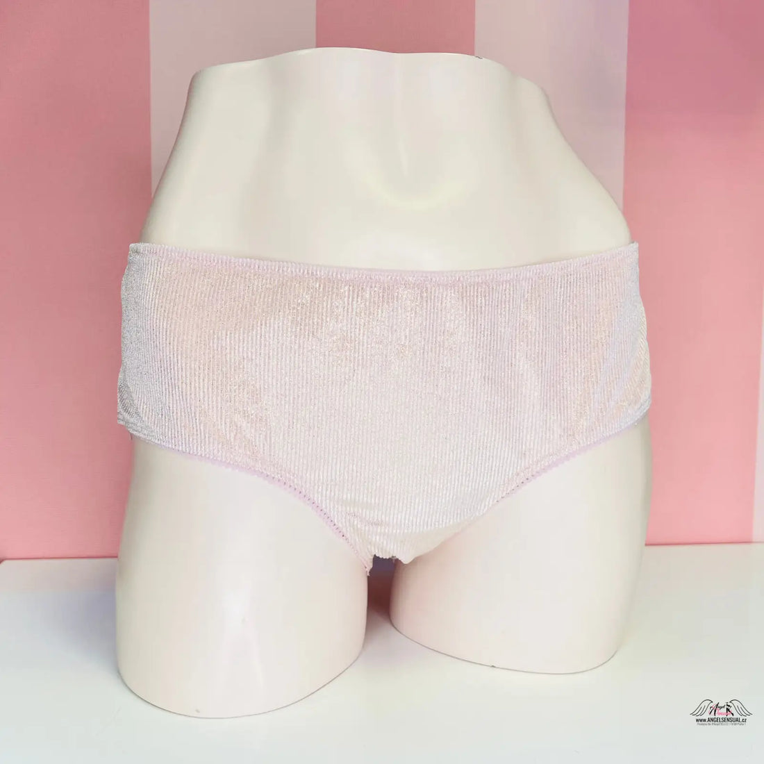 Růžové bavlněné kalhotky s jemnou krajkou na figuríně, romantické kalhotky zadní straně