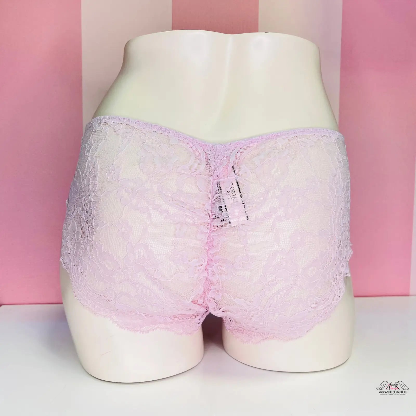 Pink lace underwear on mannequin form with jemnou krajkou for romantické kalhotky zadní straně