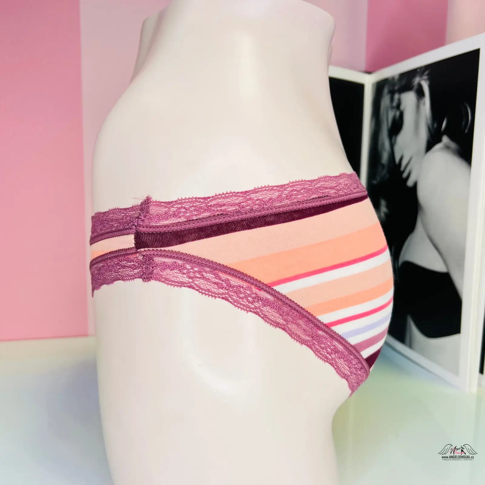 Vzorované bavlněné kalhotky s růžovým lemem krajky na modelu, Victoria’s Secret Kalhotky s Jemnou Krajkou
