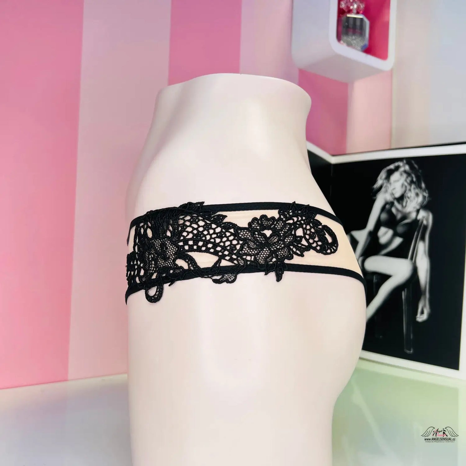 Black lace garter on mannequin head for Victoria’s Secret Kalhotky s Jemnou Krajkou
