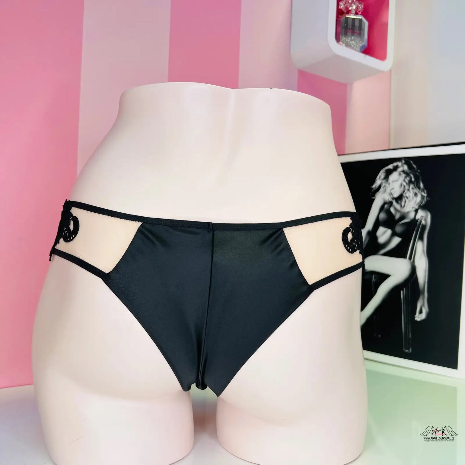 Žena v černém bikinách a kalhotkách s jemnou krajkou, Victoria’s Secret style