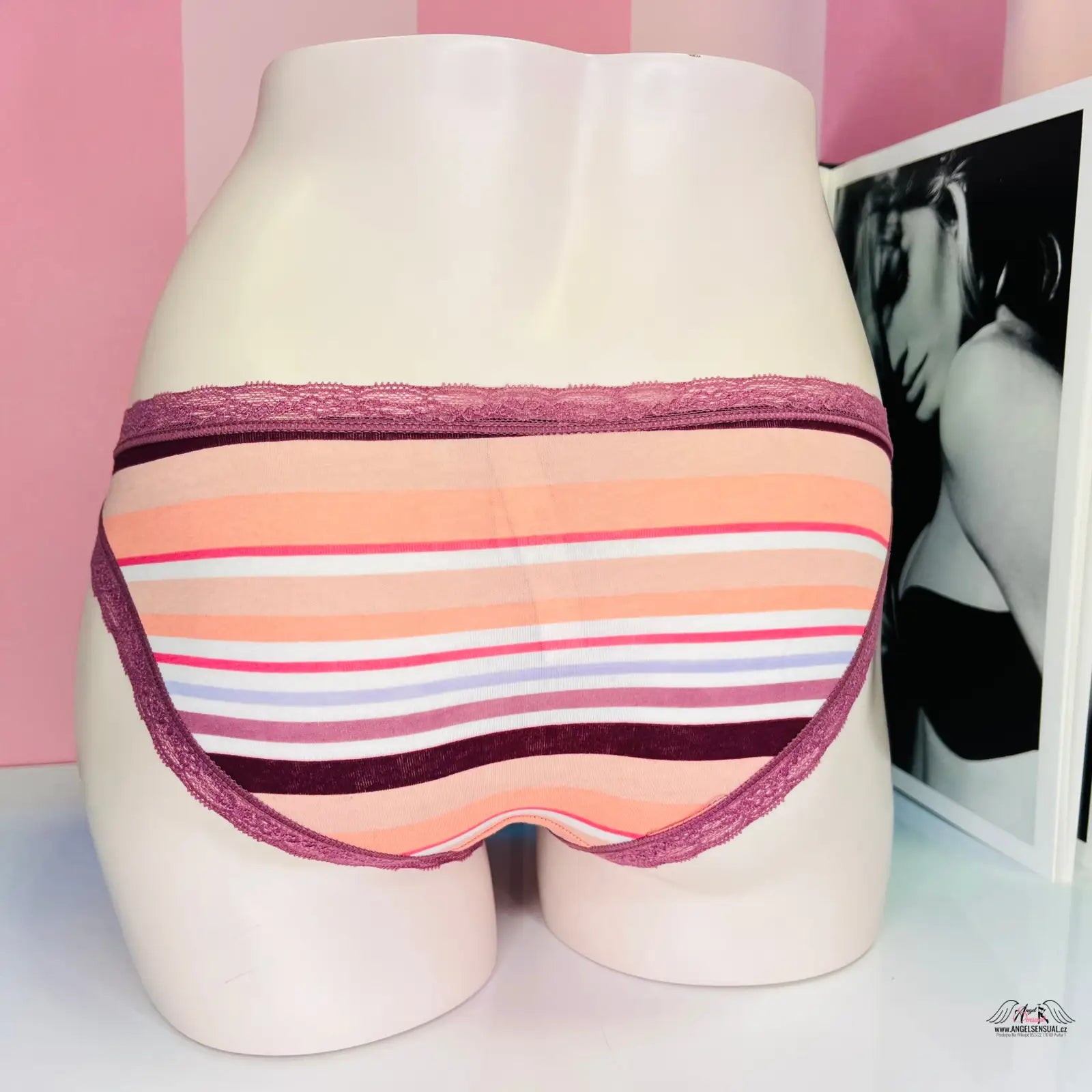 Vzorované bavlněné kalhotky s jemnou krajkou na manekýnu, Victoria’s Secret Kalhotky s Jemnou Krajkou