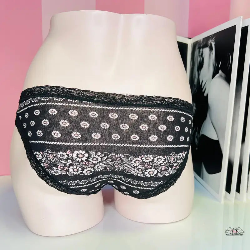 Obrázek Black krajkové a vzorované bavlněné kalhotky na figuríně, Victoria’s Secret Kalhotky s Jemnou Krajkou