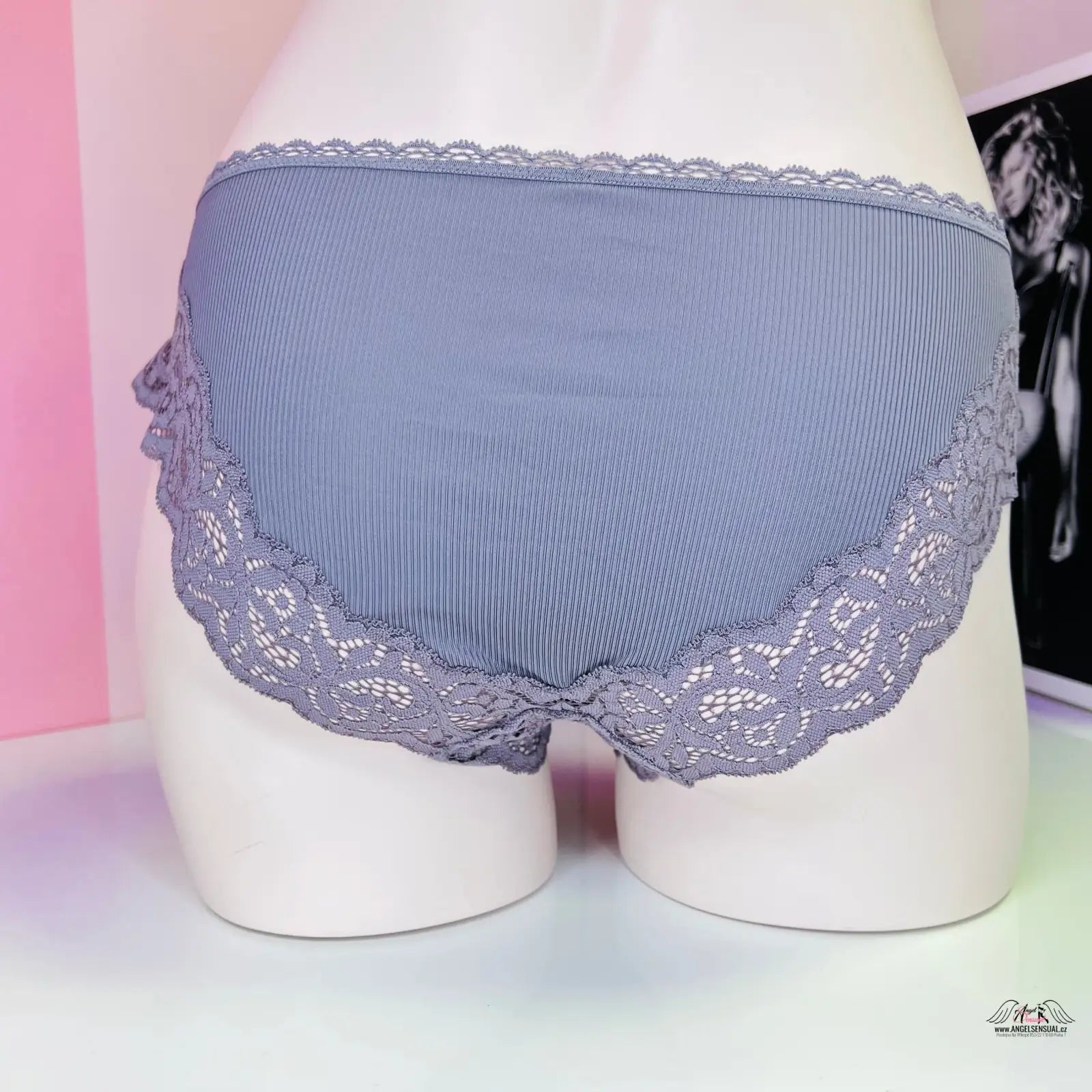 Ukázka velmi pohodlných kalhotek Victoria’s Secret Kalhotky s Krajkou na modelu