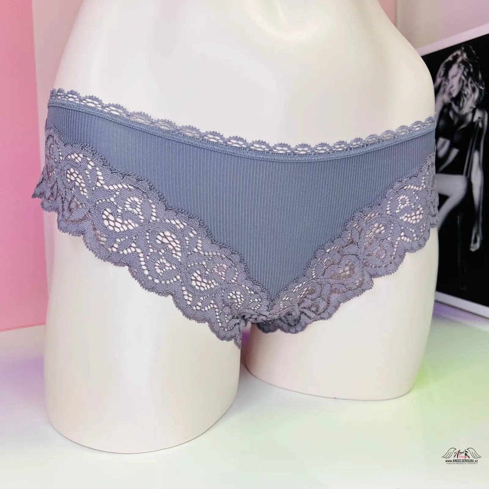 Mannequin s velmi pohodlné kalhotky Victoria’s Secret s širokou krajkou pro každodenní nošení