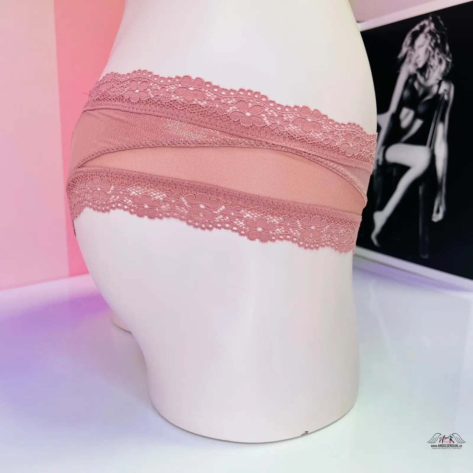 Příjemný materiál a svůdný střih pink lace-trimmed cheeky panty Victoria’s Secret Kalhotky s Krajkou