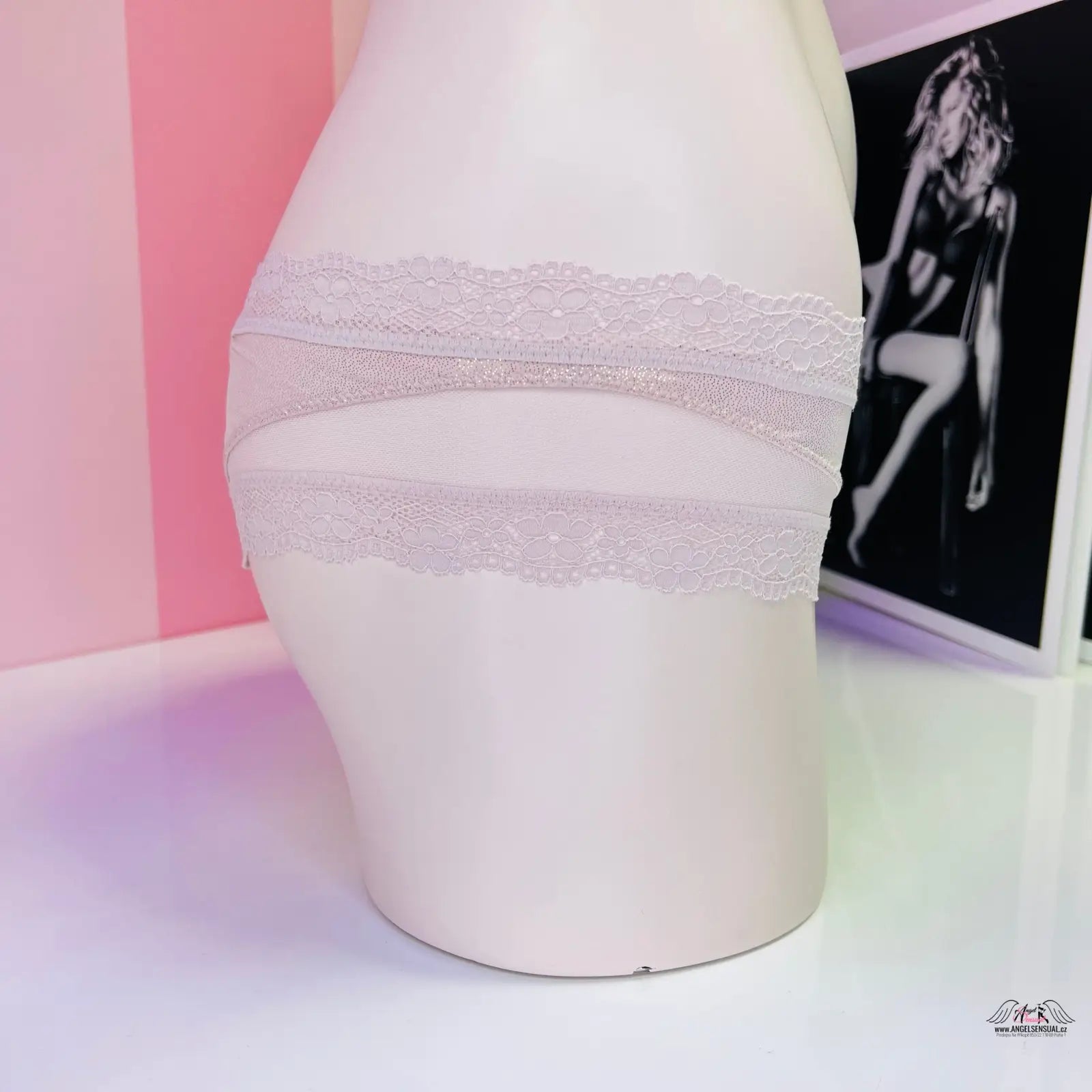 Lace-trimmed shear underwear on a mannequin, svůdný střih, příjemný materiál, Victoria’s Secret Kalhotky s Krajkou