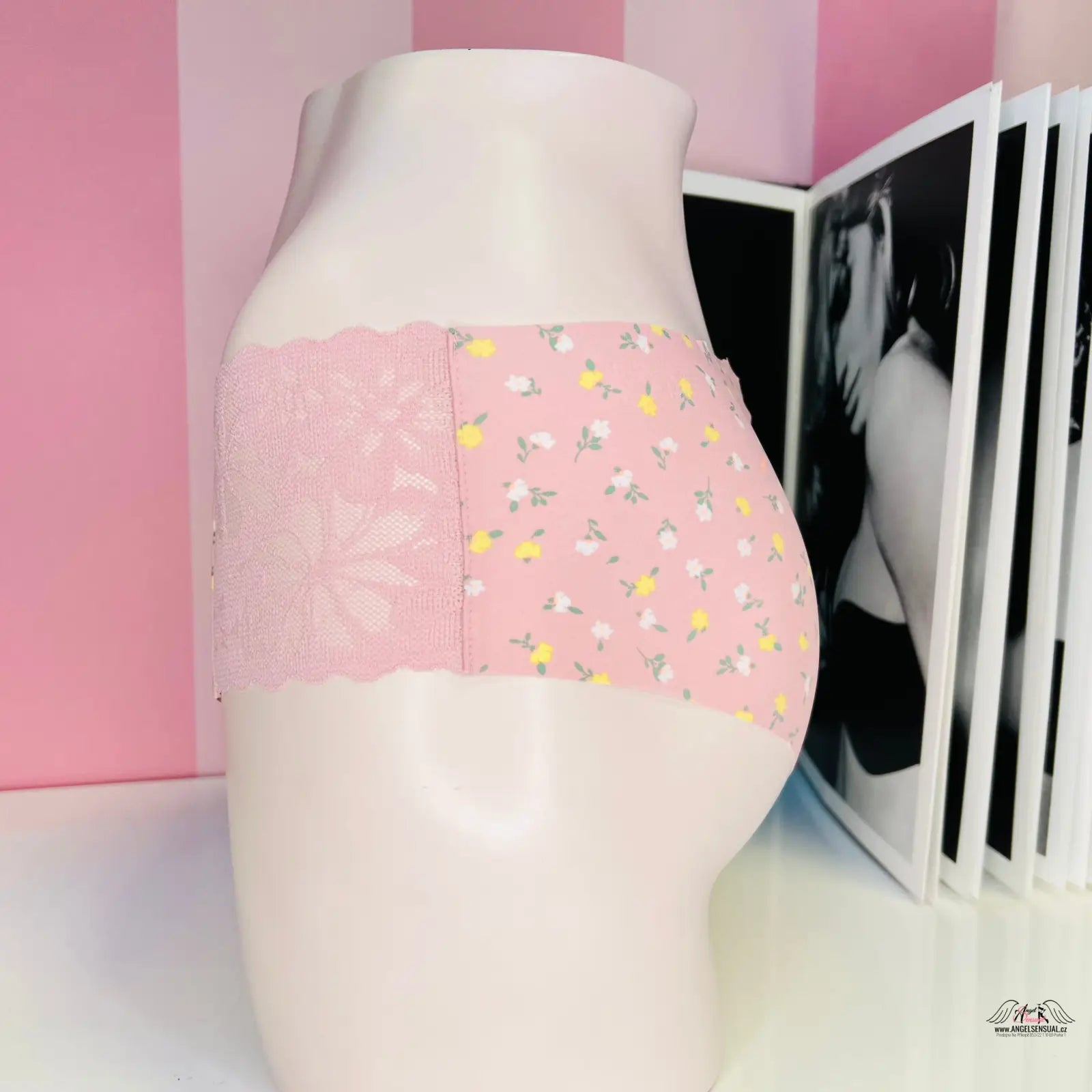 Pink floral a krajkové kalhotky cheekster z kolekce Victoria’s Secret barevné kalhotky