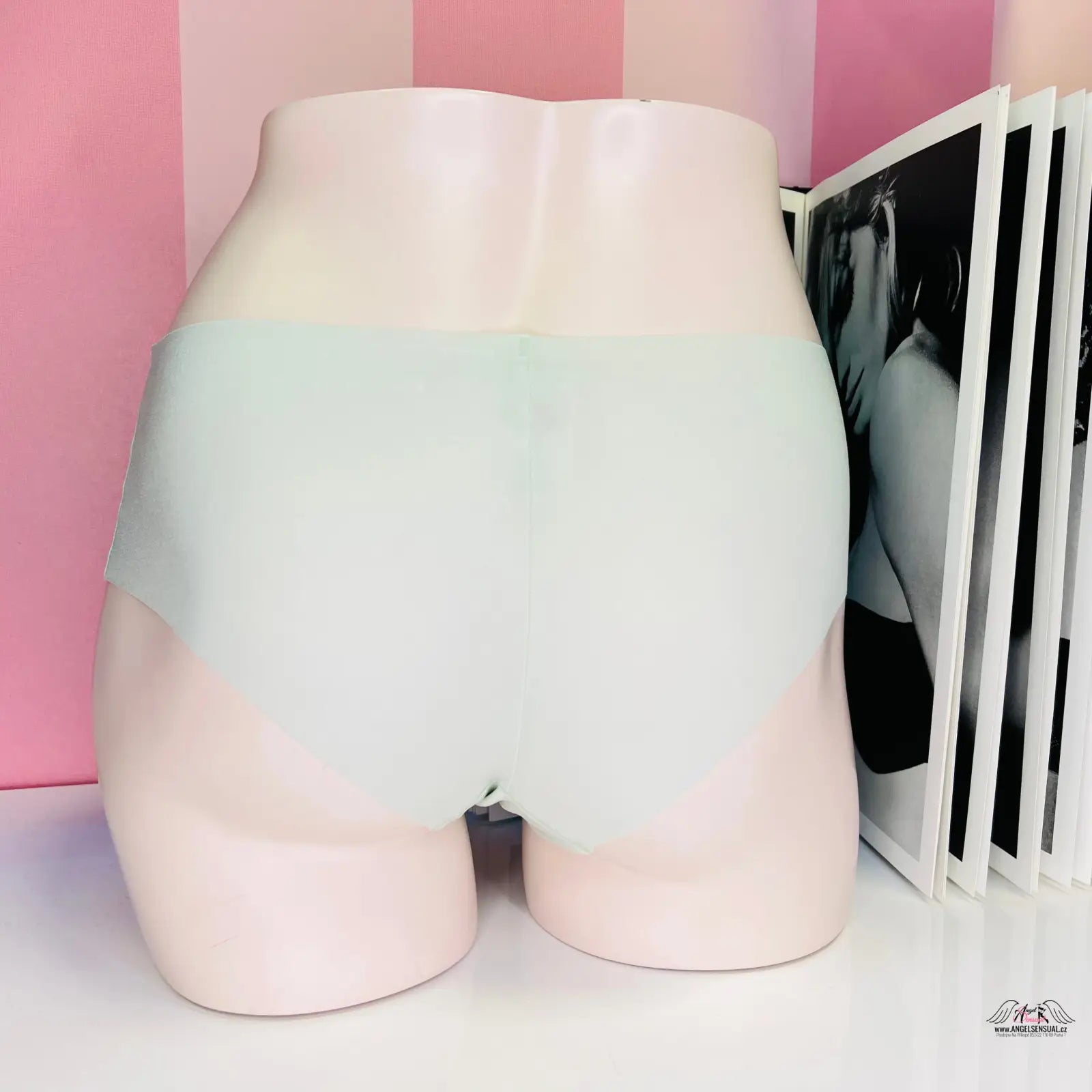 Mannequin torso s světle zelenými kalhotkami cheekster Victoria’s Secret Více Barev