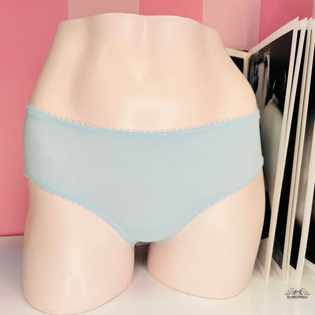 Light blue Victoria’s Secret kalhotky s krajkou na zadní straně na modelu