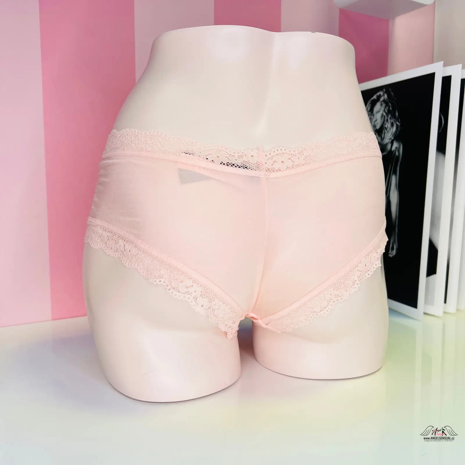 Peachové nízce střižené kalhotky s krajkou a mašličkou od Victoria’s Secret