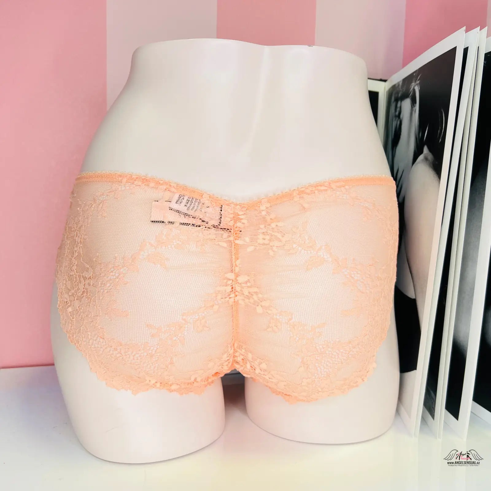 Bílý manekýn s zadní stranou v peachové jemnou krajkou Victoria’s Secret Kalhotky s Krajkou