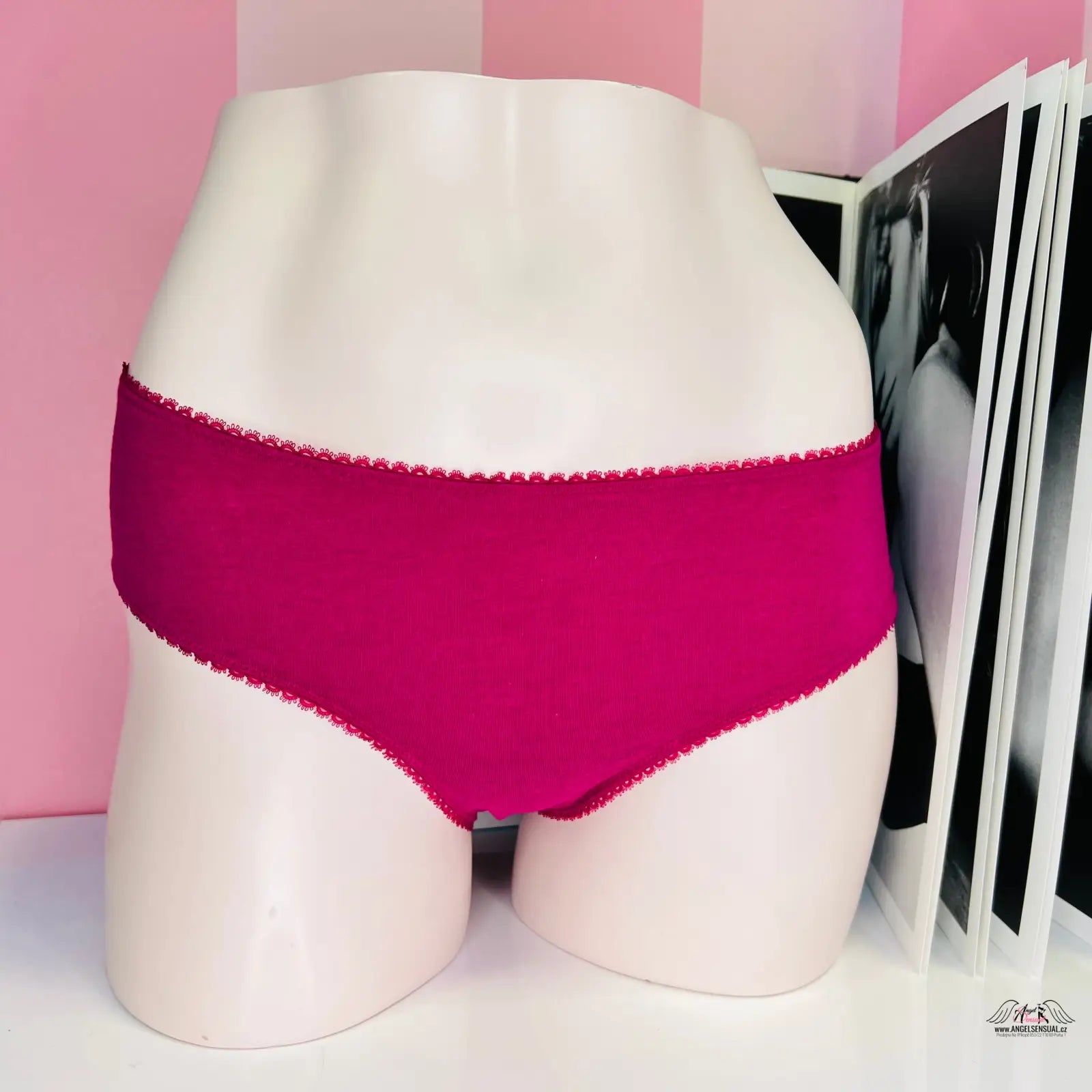 Hot pink victoria’s secret kalhotky s krajkou na bílém modelu s jemnou krajkou